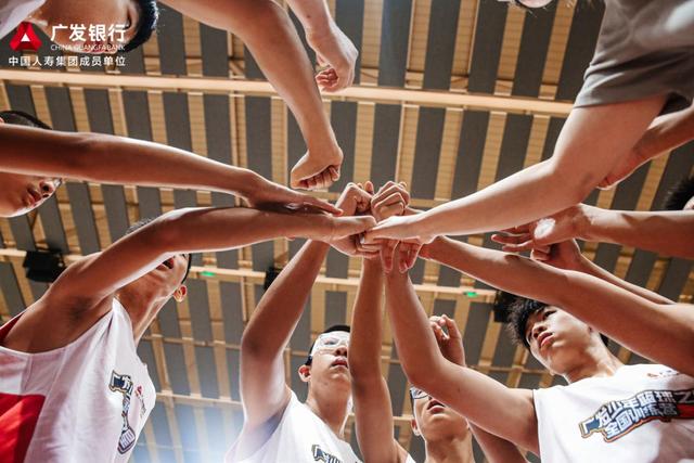 九游娱乐首页-关于队员技艺纷呈，观众纷纷欢呼喝彩！的信息