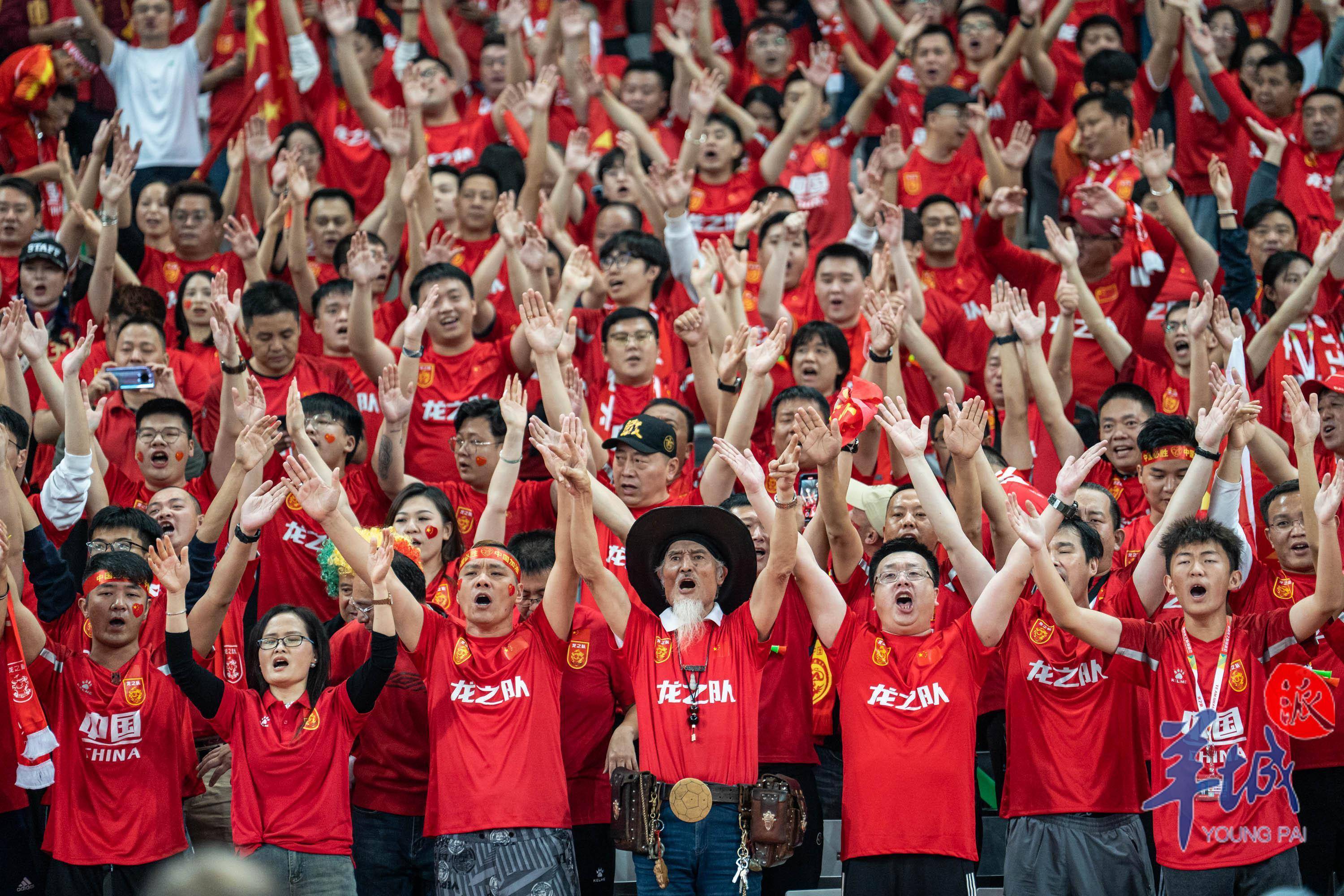 关于队员技艺纷呈，观众纷纷欢呼喝彩！的信息