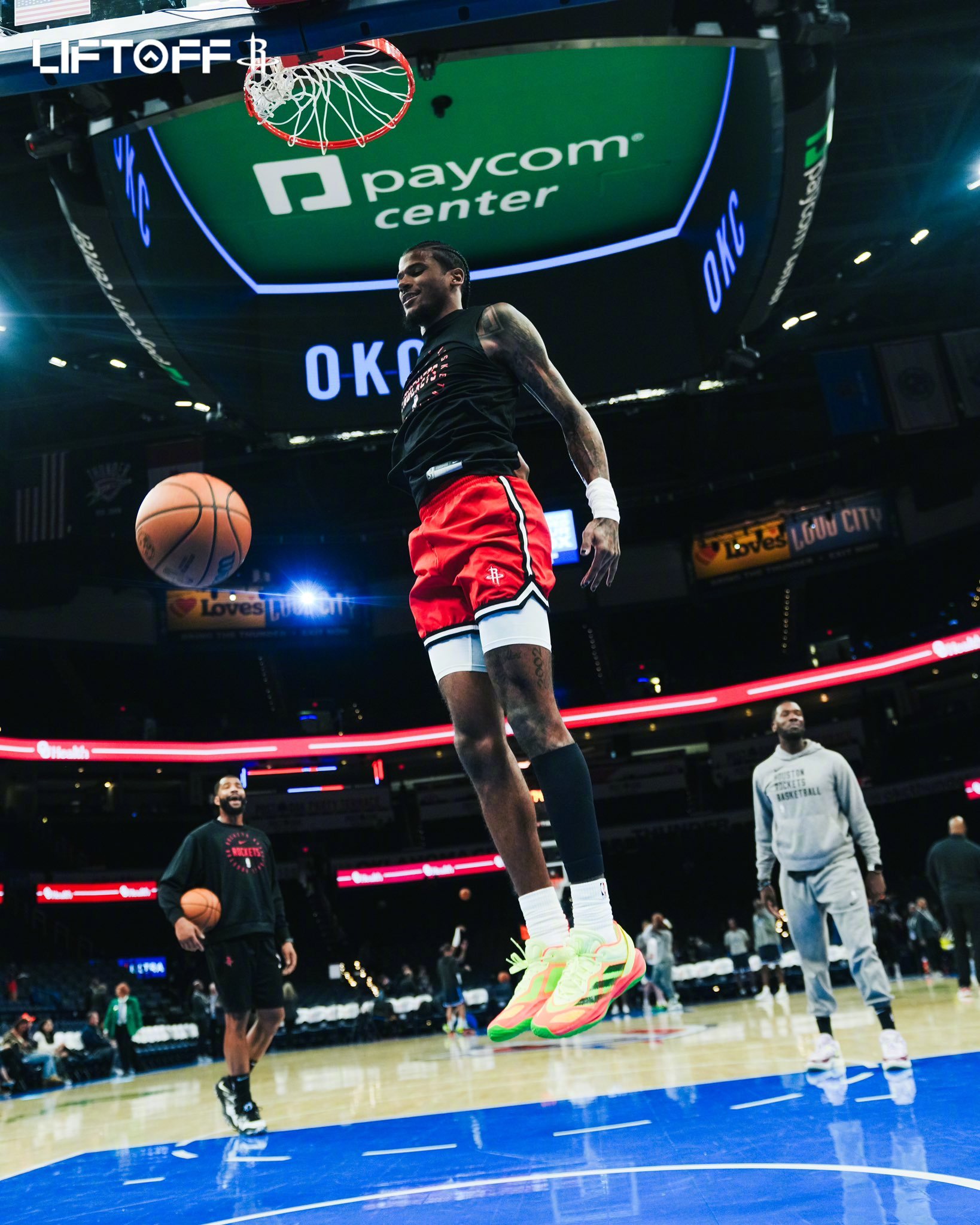 关于火箭队大胜雷霆,保持东部冠军争夺战局势的信息 关于火箭队大胜雷霆,保持东部冠军争夺战局势的信息