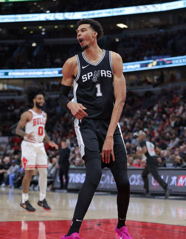 马刺客场击败公牛,保持不败势头 马刺客场击败公牛,保持不败势头