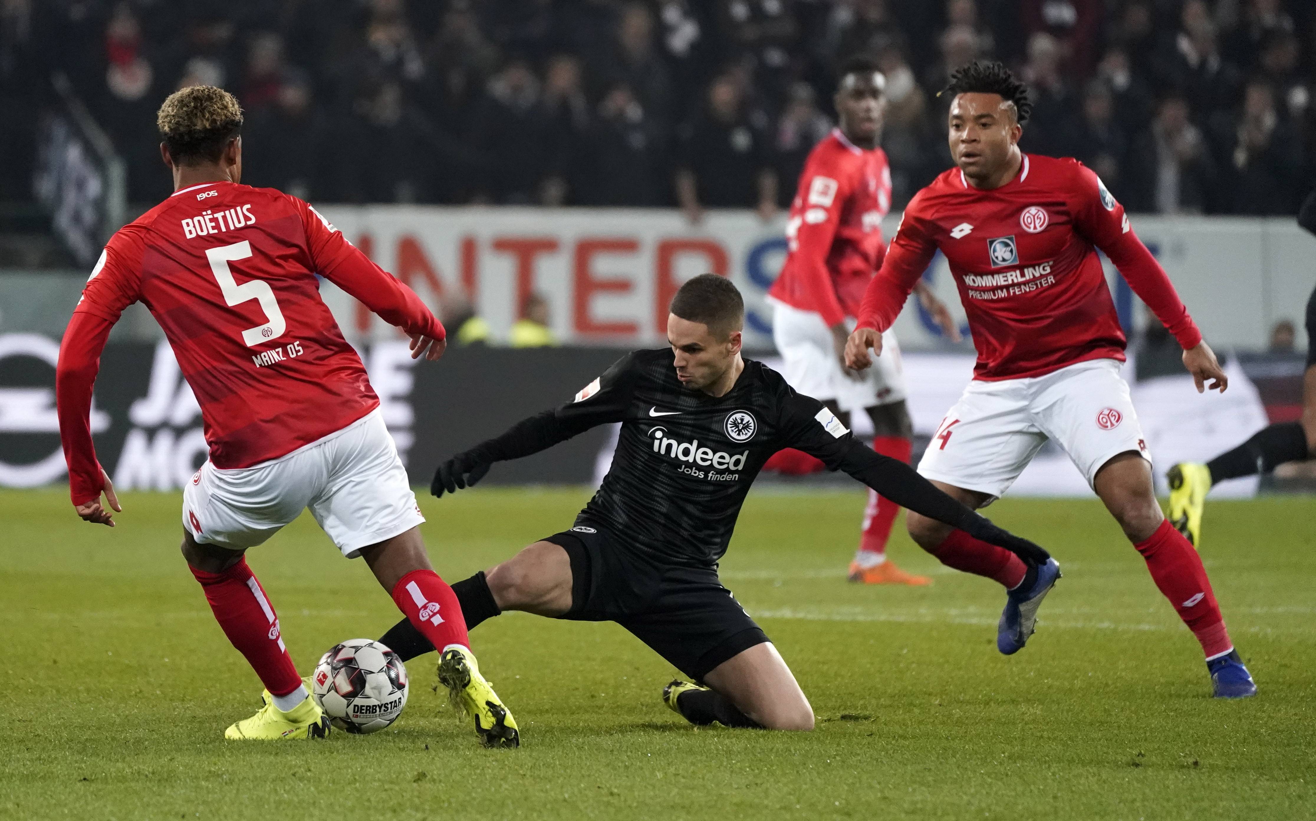 九游体育平台-球队争夺足球胜利的对决