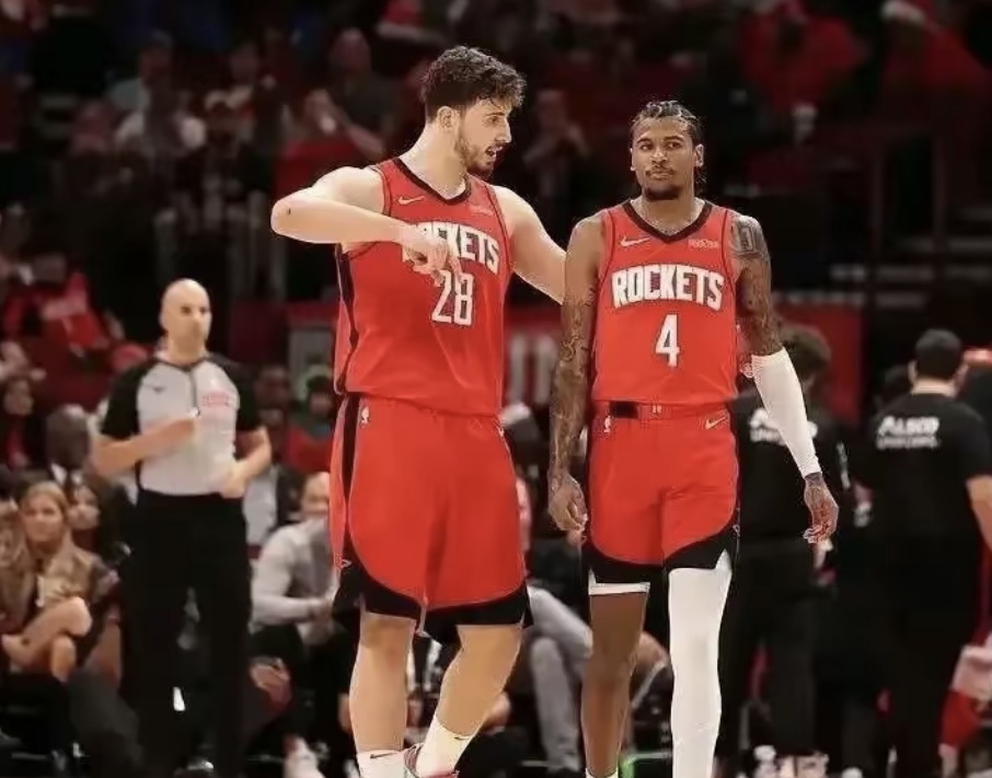 9you娱乐-全明星球员亮相，球场展现精彩对抗