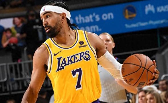 九游娱乐app下载-关于热那亚后卫铲球犯规被罚下，球队临时陷入人数劣势的信息