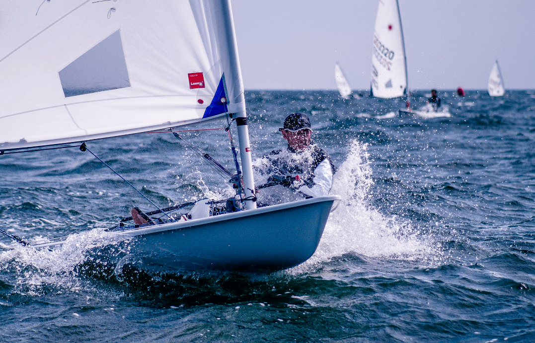 九游游戏-新西兰帆船运动员速度惊人，领先全场