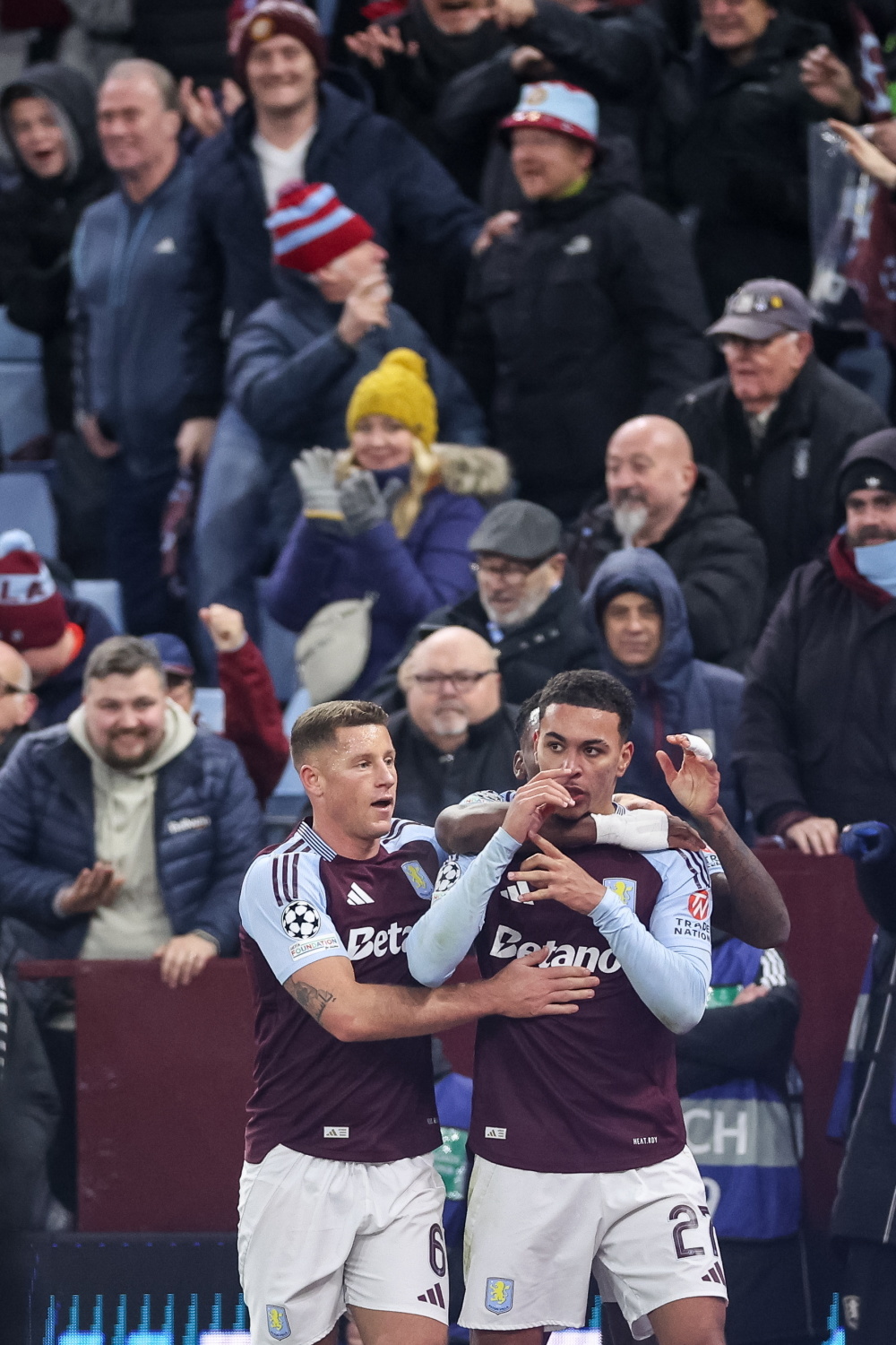 尤文图斯球员努力拼抢,创造多次威胁 尤文图斯球员努力拼抢,创造多次威胁