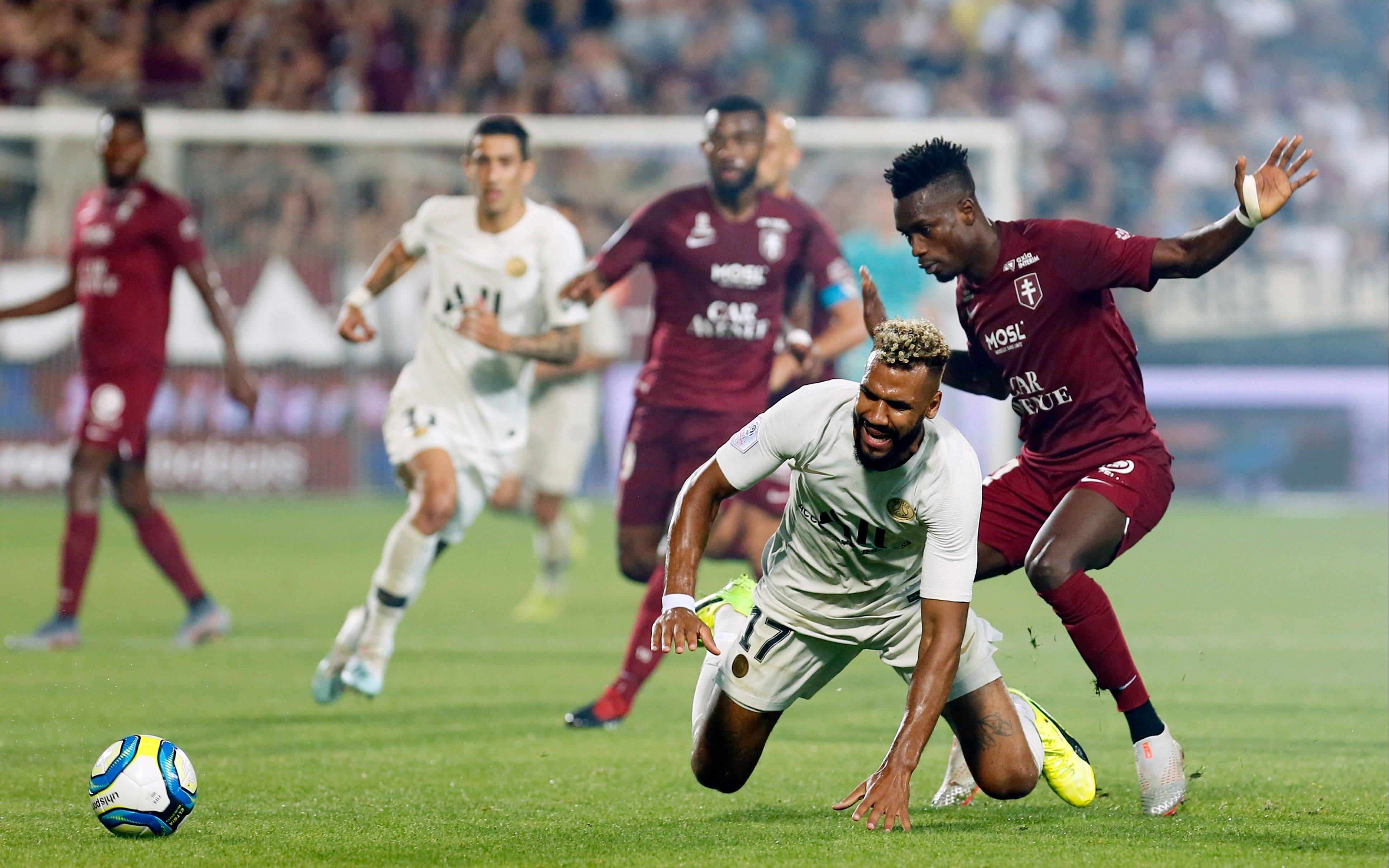 九游游戏-精彩足球对决中，一队球员表现优异赢得喝彩