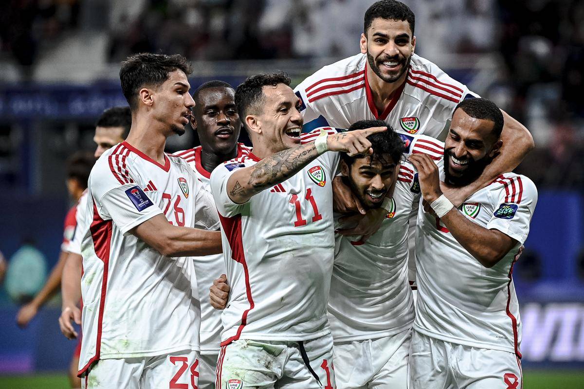 精彩足球对决中,一队球员表现优异赢得喝彩 精彩足球对决中,一队球员表现优异赢得喝彩