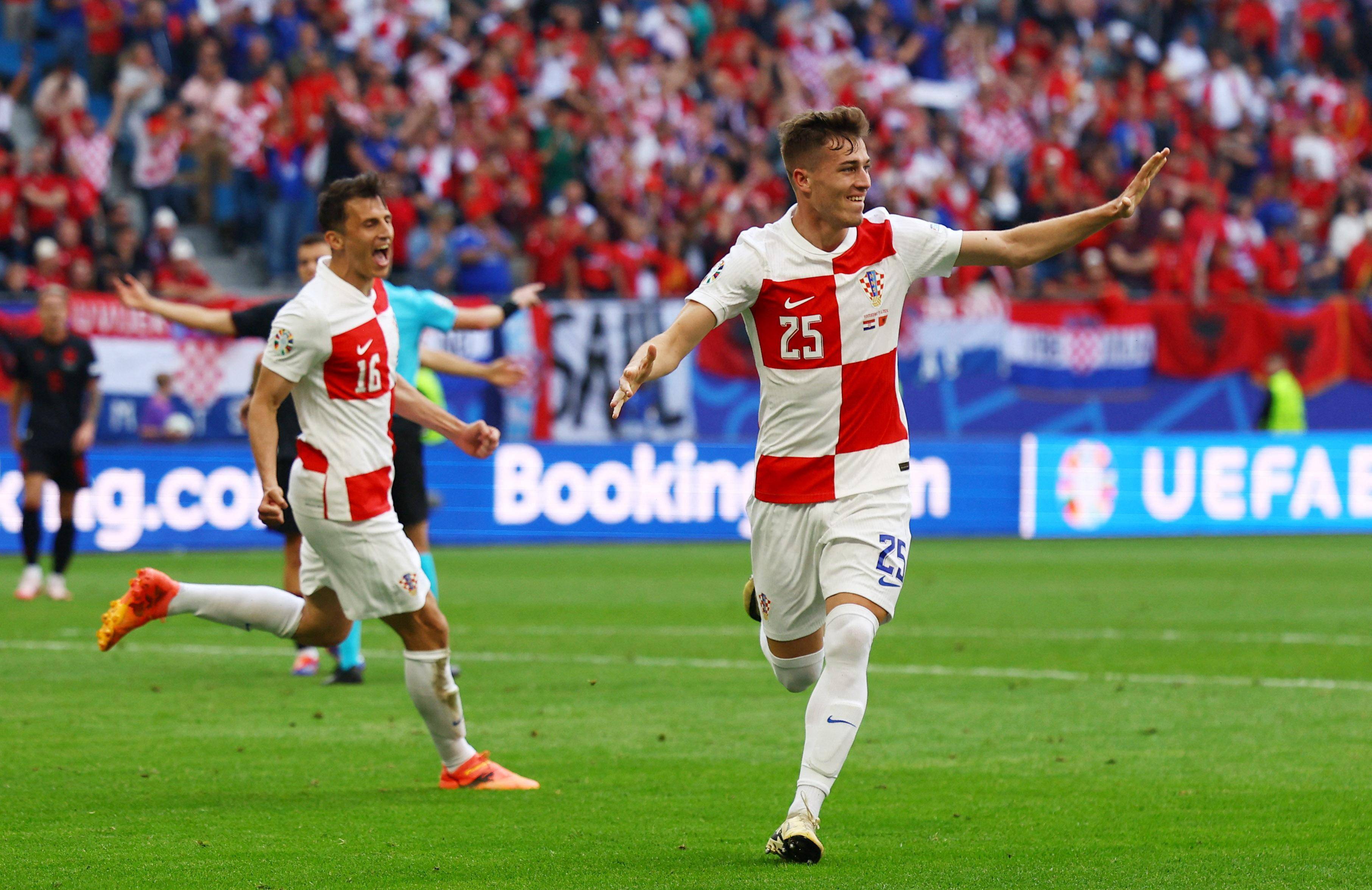 克罗地亚队客场搏斗，意志昂扬不屈服