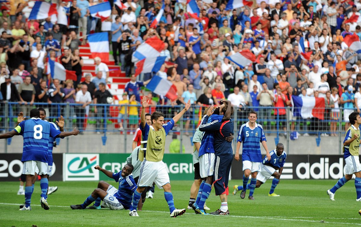 格拉纳达球迷狂欢,球队连续获胜 格拉纳达球迷狂欢,球队连续获胜