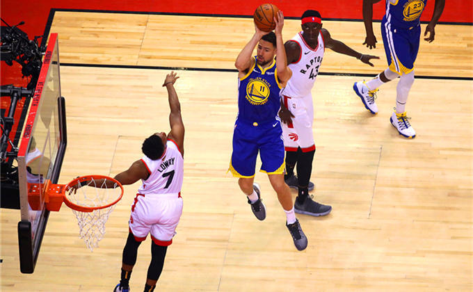 猛龙全队合作默契,打造统一整体 猛龙全队合作默契,打造统一整体