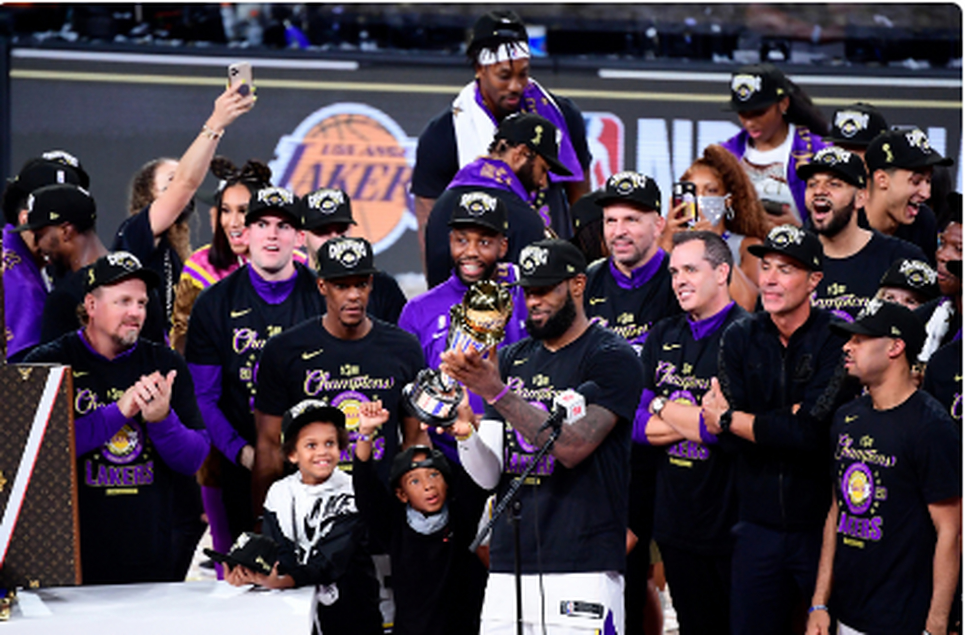 包含澳篮总决赛湖人逆转获得夺冠的词条