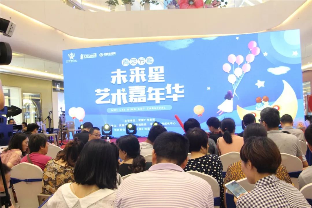 嘉年华般的封闭场地跳马比赛引发阵阵掌声 嘉年华般的封闭场地跳马比赛引发阵阵掌声