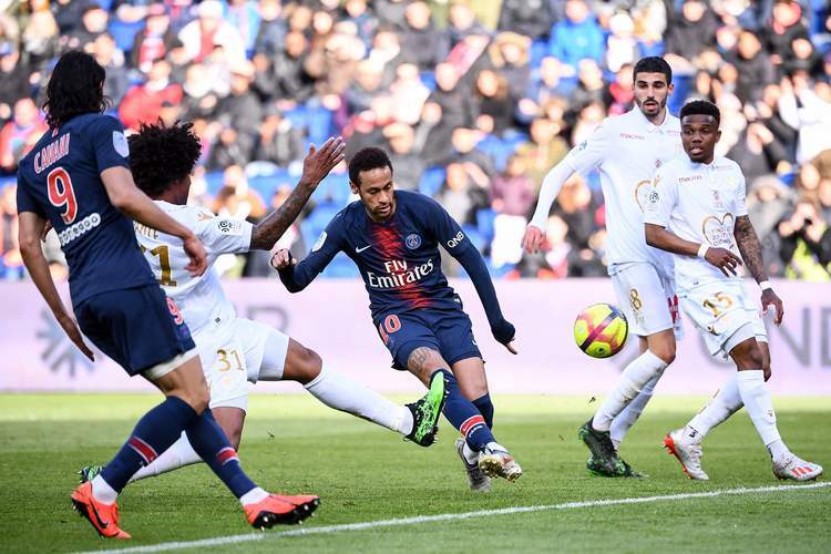 昂热球队奋力冲击,击败对手 昂热球队奋力冲击,击败对手