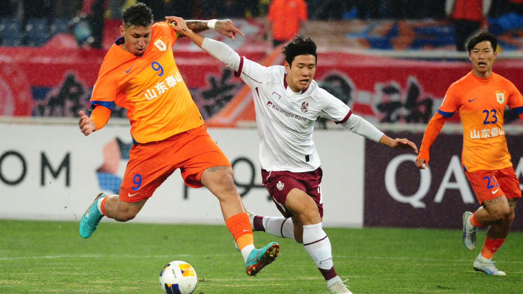 九游娱乐app下载-足球赛事激烈对决，球员相互角逐展现技艺的简单介绍