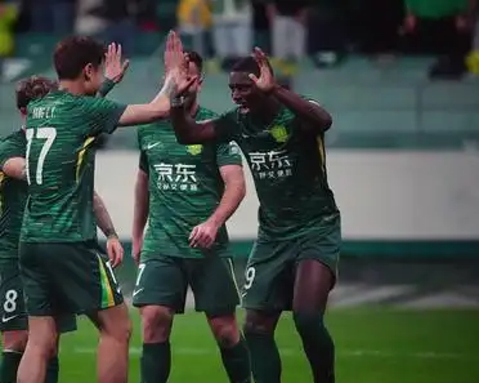 北京国安球员表现出色,助球队击败对手 北京国安球员表现出色,助球队击败对手