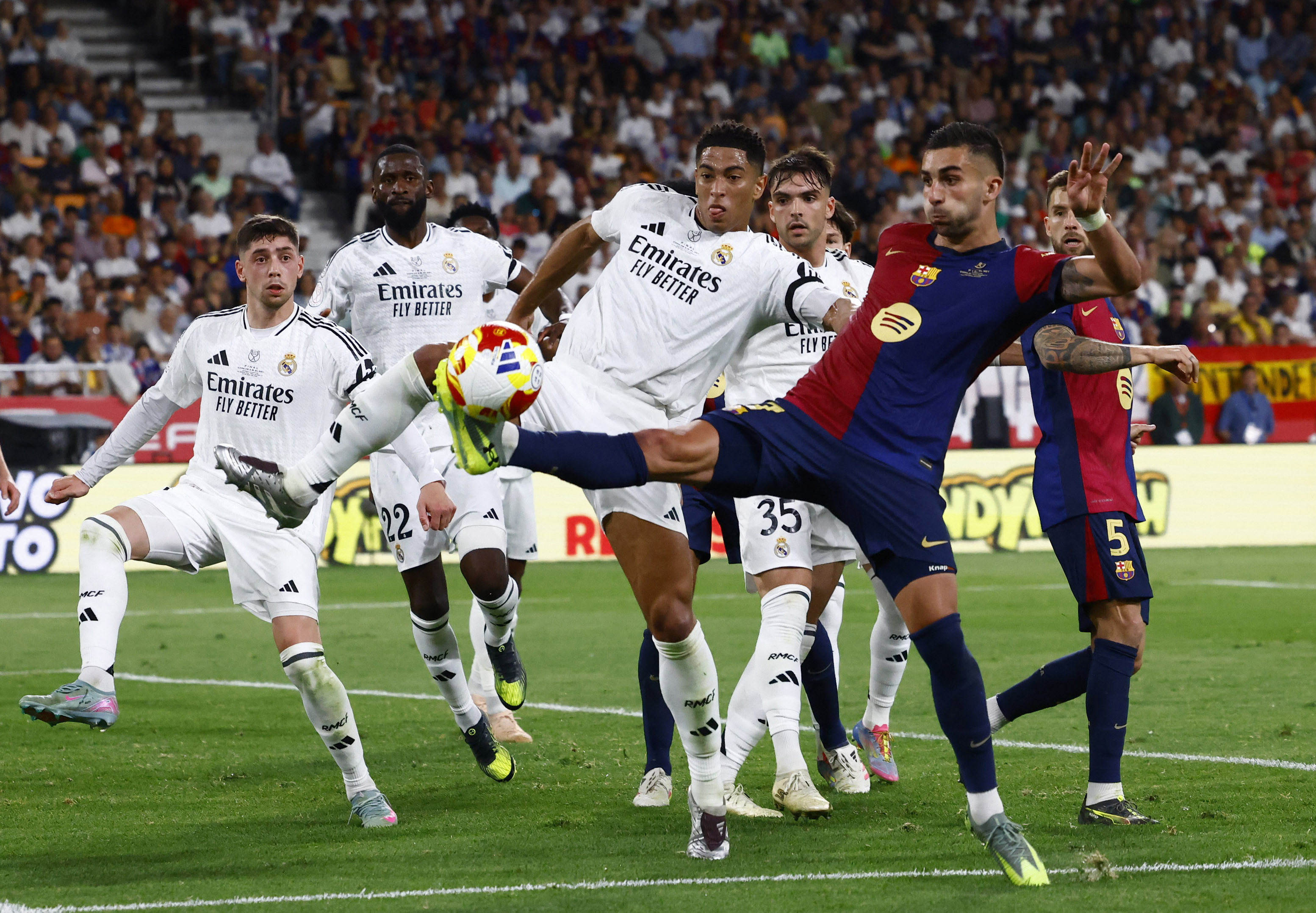 九游官网-足球王国决战即将上演，胜负难料