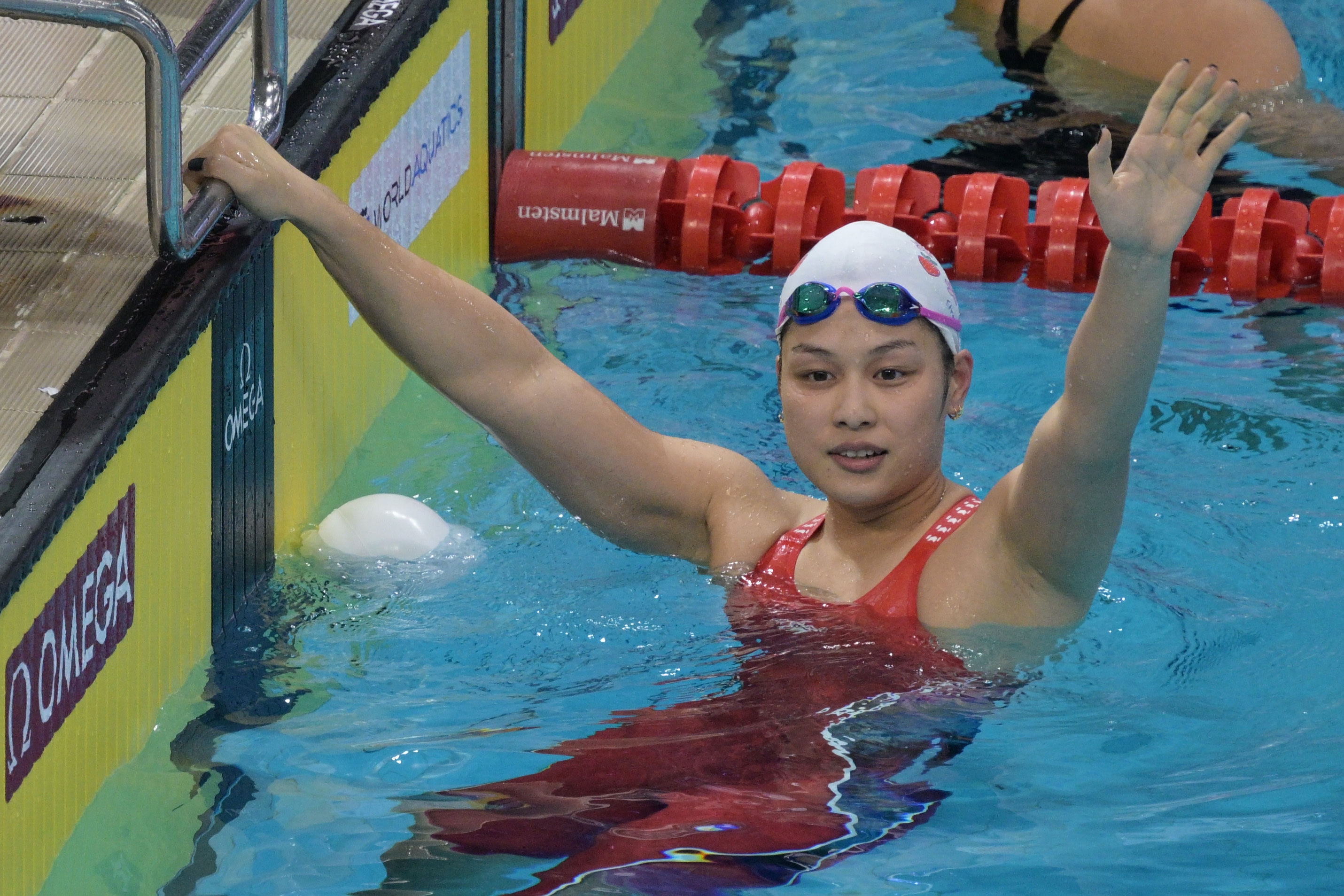 游泳比赛中选手们表现出色实现三连冠 游泳比赛中选手们表现出色实现三连冠