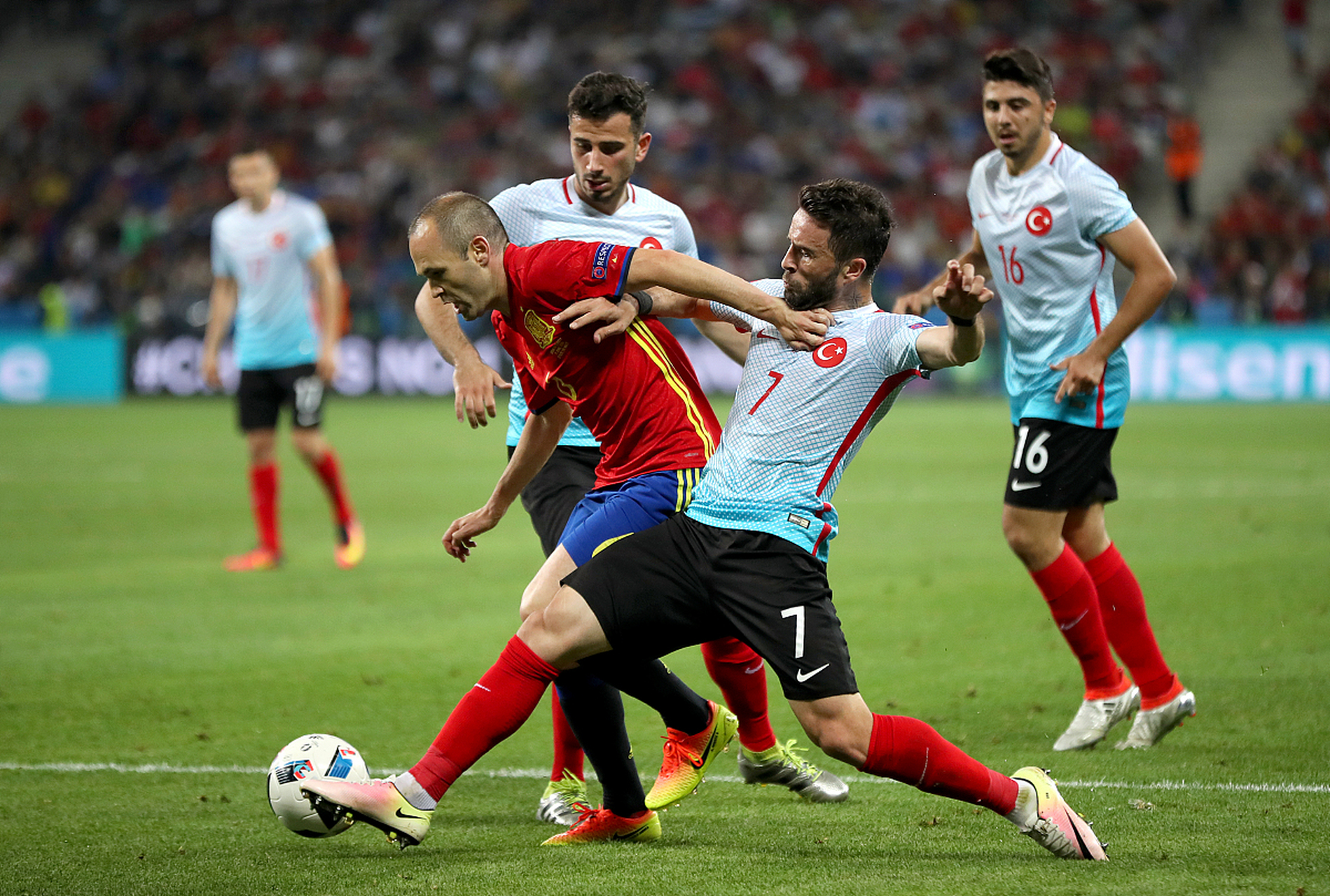 法国足球队大胜对手,高居欧洲预赛榜首 法国足球队大胜对手,高居欧洲预赛榜首