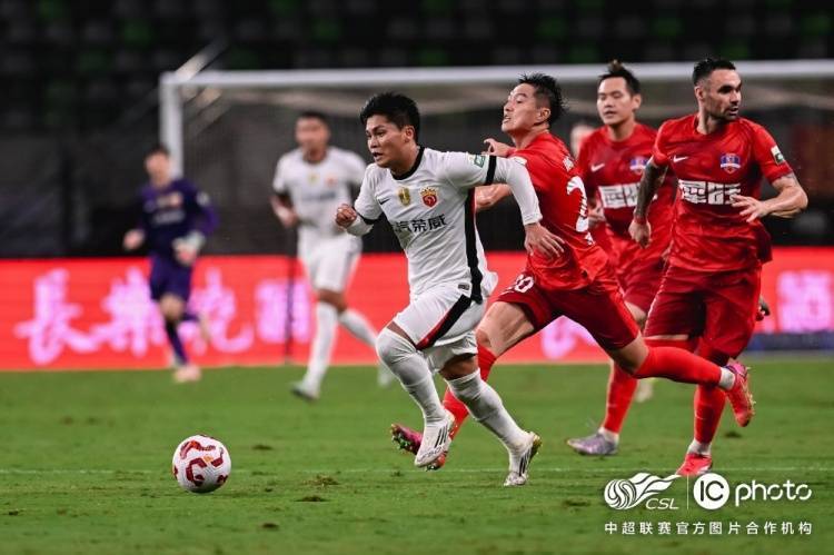 顽强备战,球队最终战胜对手抢夺冠军 顽强备战,球队最终战胜对手抢夺冠军