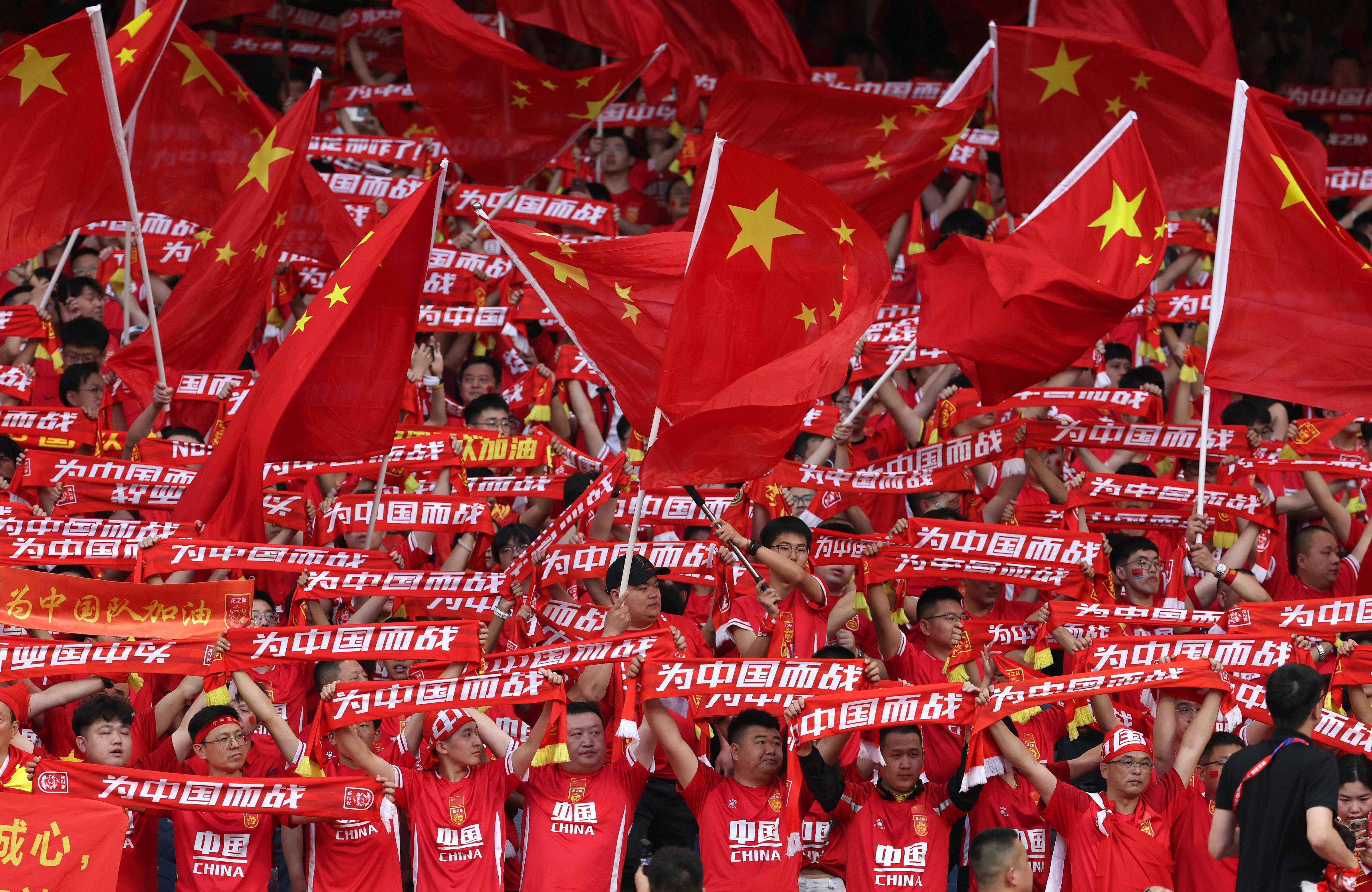 九游中国-足球赛场上的惊险一幕，胜败皆是常态！