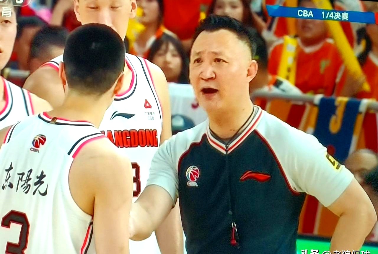 裁判判罚!主裁严办犯规对球队造成挑战 裁判判罚!主裁严办犯规对球队造成挑战