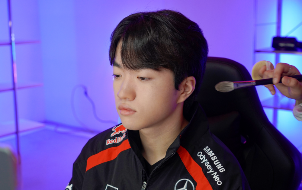 FNC翻盘T1,Keria打出惊人五杀激烈交锋半决赛,点燃全场激情 FNC翻盘T1,Keria打出惊人五杀激烈交锋半决赛,点燃全场激情