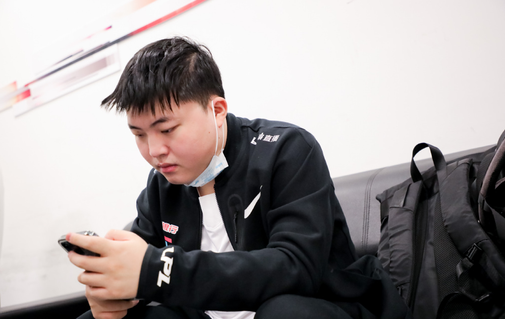 SHR险胜BRO,Uzi关键团战开团秒人激烈交锋小组赛,点燃全场激情 SHR险胜BRO,Uzi关键团战开团秒人激烈交锋小组赛,点燃全场激情