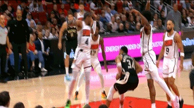 九游娱乐网站-雄鹿大胜开拓者结束两连败