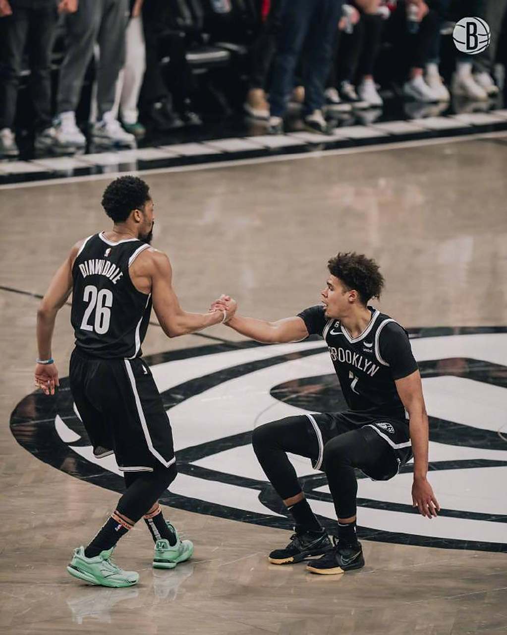 九游娱乐官方-76人主场险胜篮网双方1-1平分秋色