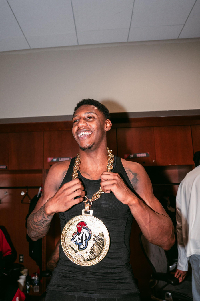 九游娱乐官方-猛龙队复出球员状态神勇，连胜势头明显