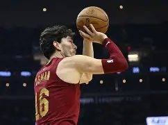 九游娱乐入口-NBA球员在比赛中迎来生涯首个三双表现