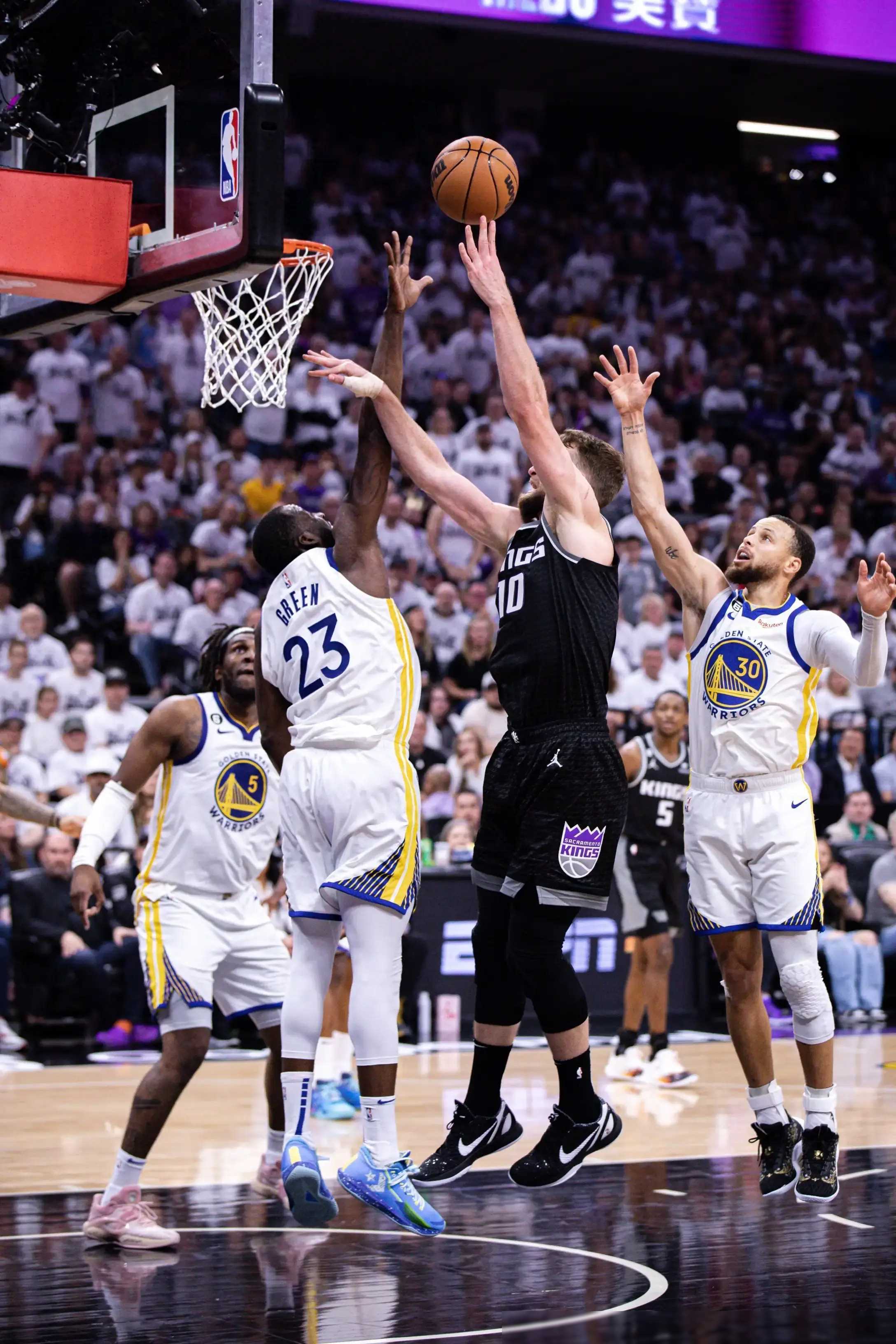 勇士主场对决猛龙，胜者晋级季后赛