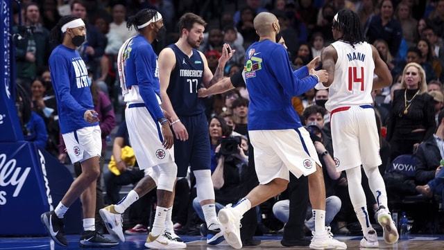 独行侠碾压广东队,拉文带队取胜 独行侠碾压广东队,拉文带队取胜